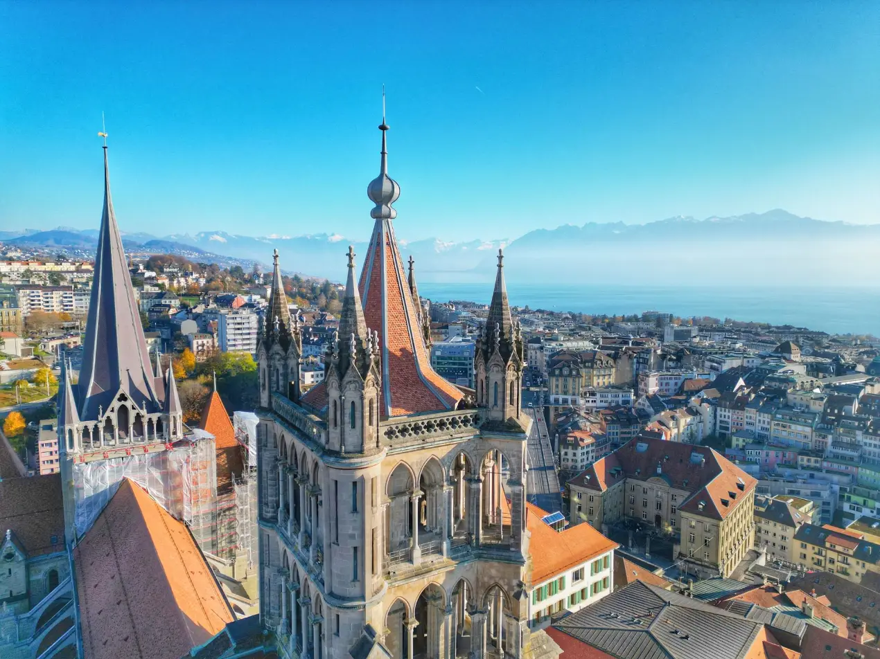 Vue de la ville de Lausanne depuis le haut du clocher de la cathédrale de Lausanne (Canton de Vaud, Suisse)